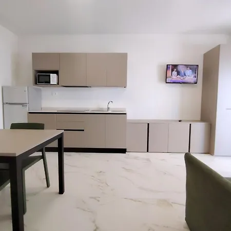 Modernly Renovated With Balcony In Appartamento *